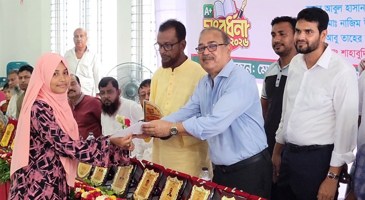 বেনাপোলে জিপিএ-৫ প্রাপ্ত ৪০ শিক্ষার্থী পেল সংবর্ধনা-বৃত্তি, মায়েদের হাতে ক্রেস্ট